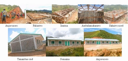 Ecoles Babakoto en construction 
		 à Antoetra en mars 2013.